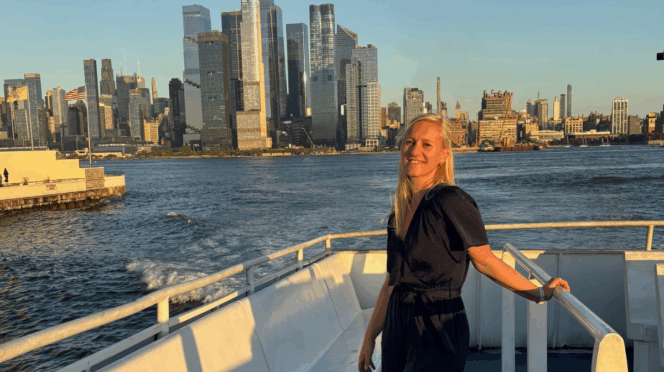 verhuizen naar Amerika met kinderen elseniek op de boot met de new york skyline op de achtergrond