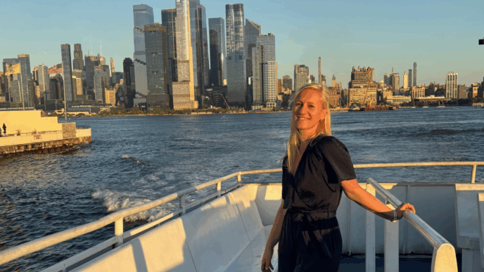 verhuizen naar Amerika met kinderen elseniek op de boot met de new york skyline op de achtergrond