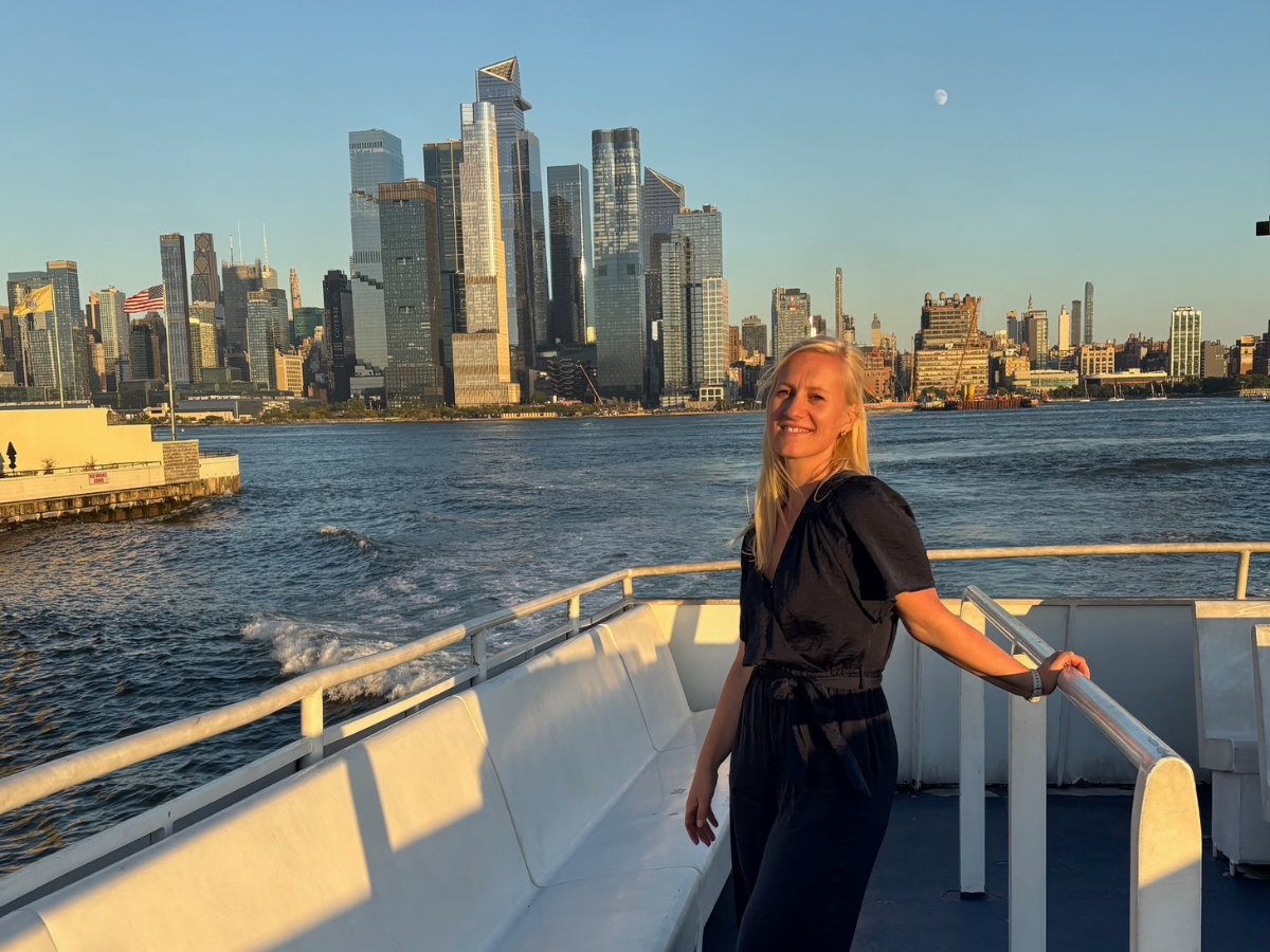 verhuizen naar Amerika met kinderen elseniek op de boot met de new york skyline op de achtergrond
