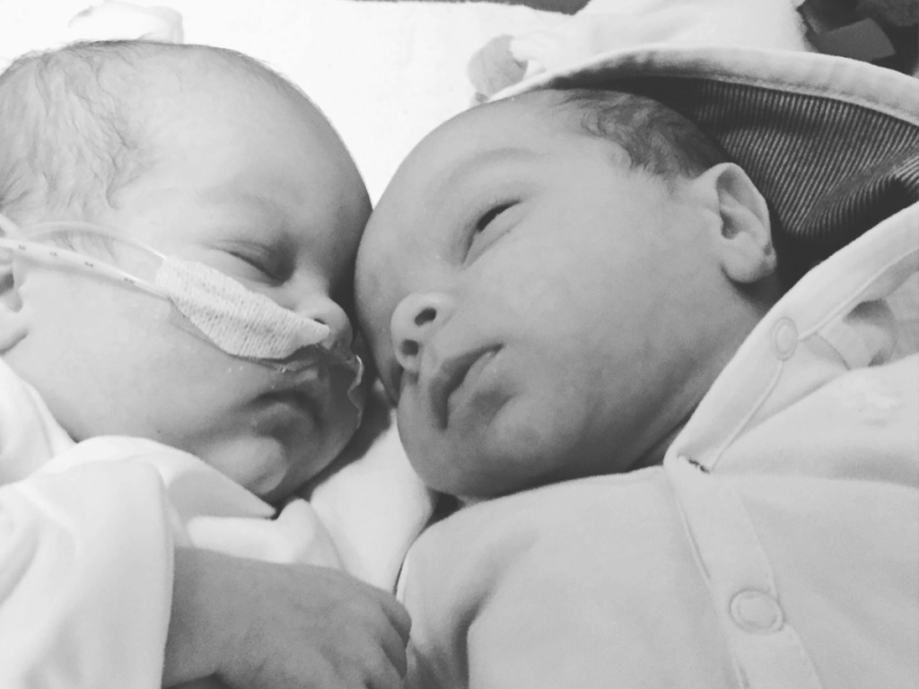 trauma kind met tweelingbroertje in bedje