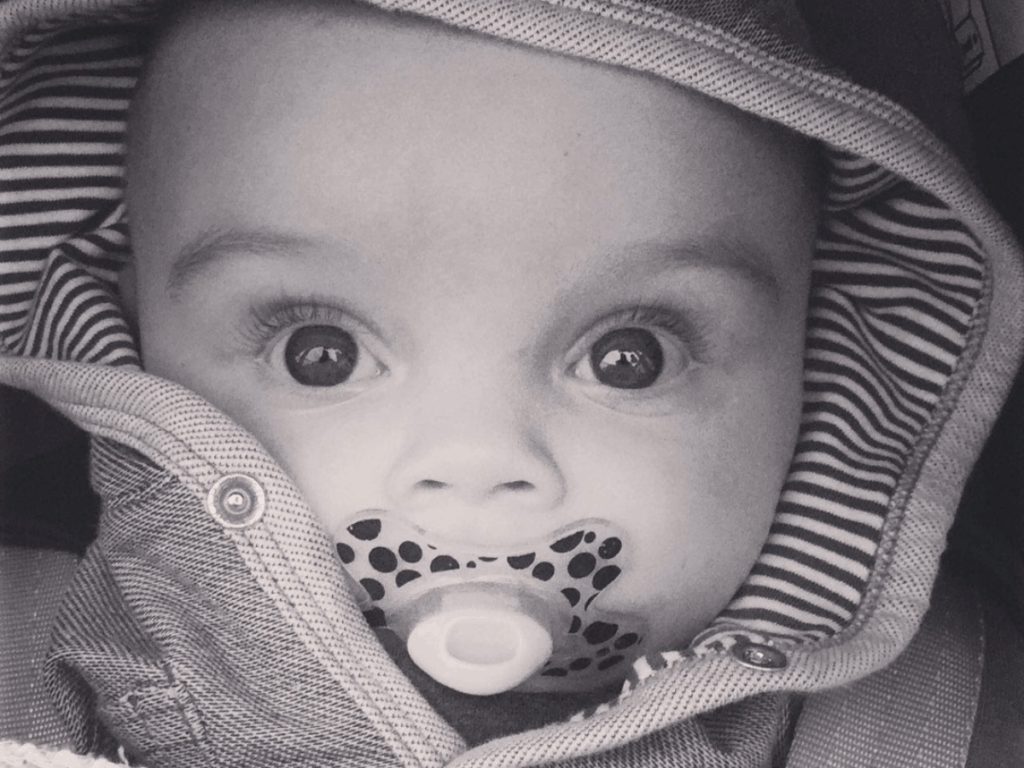 trauma kind baby kijkt in camera