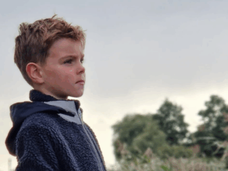 trauma kind dat in de verte kijkt