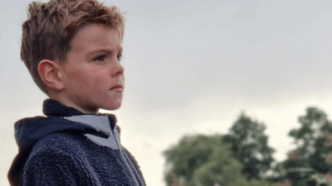 trauma kind dat in de verte kijkt