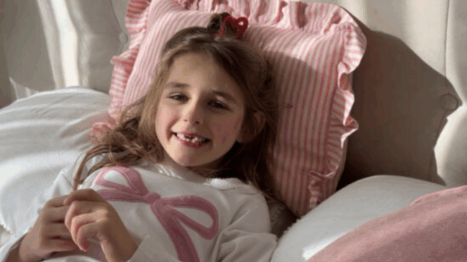 ziek kind naar school kind in pyjama op bed