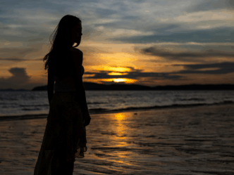 miskraam verwerken vrouw op strand silhouet