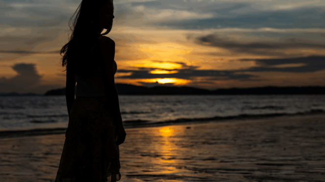 miskraam verwerken vrouw op strand silhouet