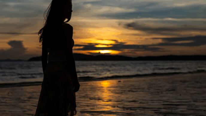 miskraam verwerken vrouw op strand silhouet