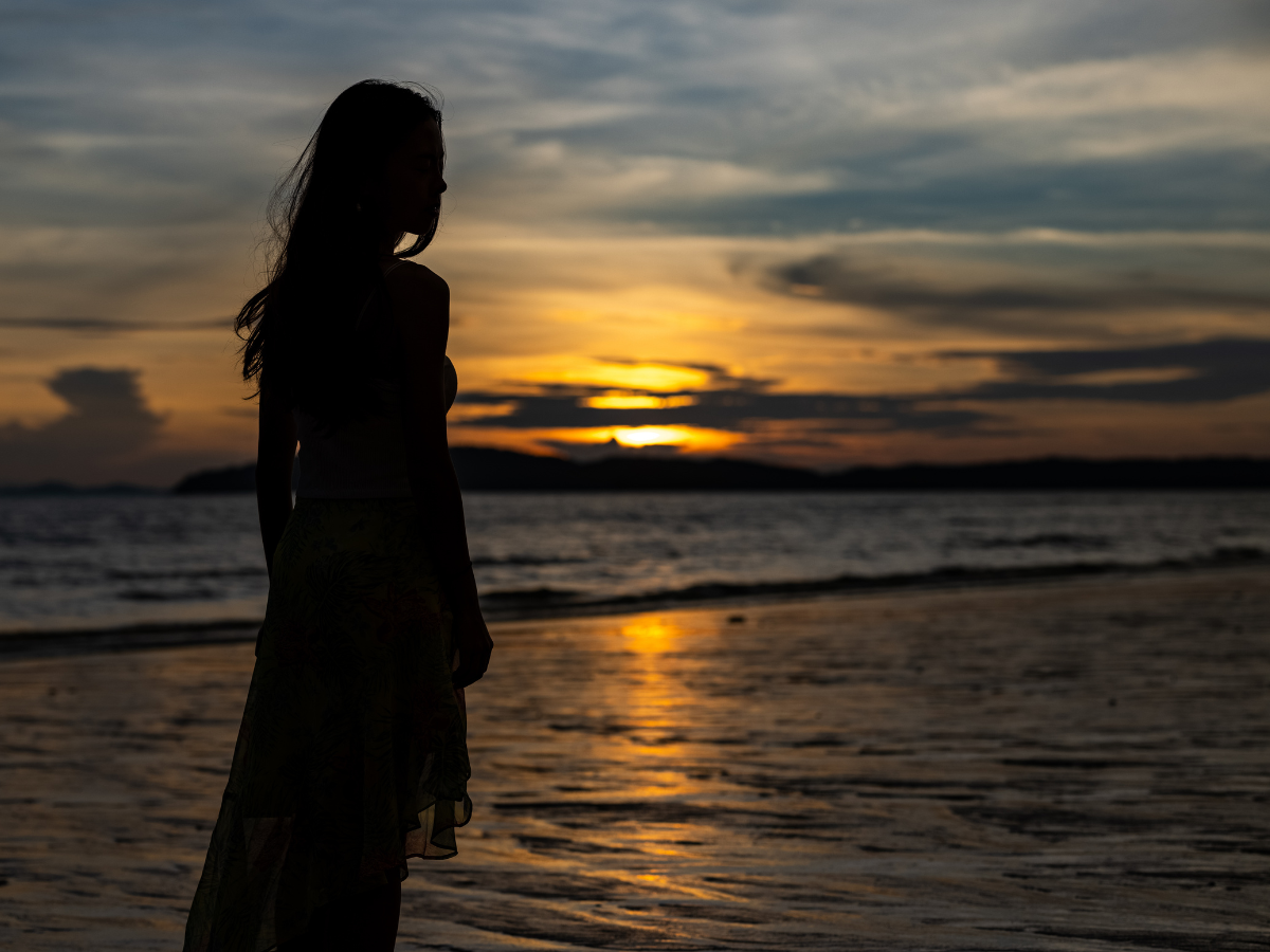 miskraam verwerken vrouw op strand silhouet