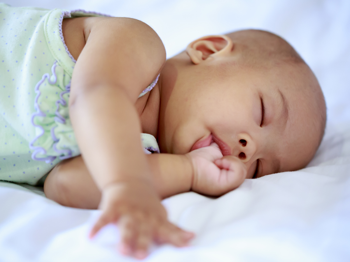 nagelbijten duimzuigen voordeel foto van kind die duimzuigt