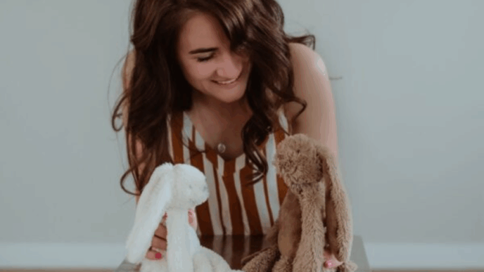 moe ouders vrouw met twee konijnen knuffels