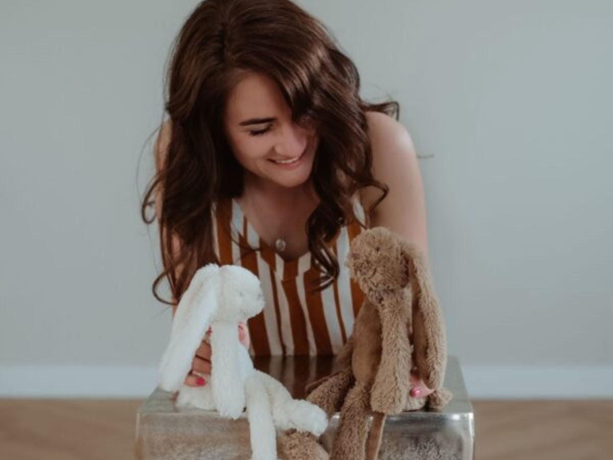 moe ouders vrouw met twee konijnen knuffels