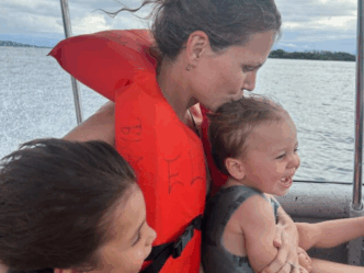 reizen met jonge kinderen moeder met reddingsvest en twee kinderen op boot