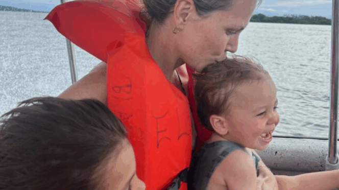 reizen met jonge kinderen moeder met reddingsvest en twee kinderen op boot