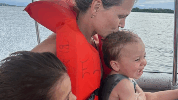 reizen met jonge kinderen moeder met reddingsvest en twee kinderen op boot