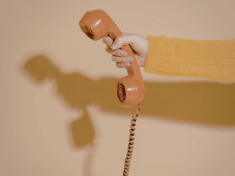 buddy voor ouders met uithuisplaatsing vrouw die telefoon vasthoudt