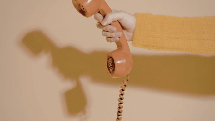 buddy voor ouders met uithuisplaatsing vrouw die telefoon vasthoudt