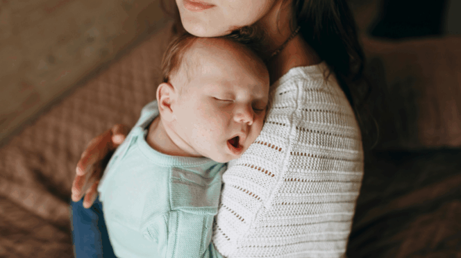 slaaptekort en hechting slapende baby in draagzak bij moeder