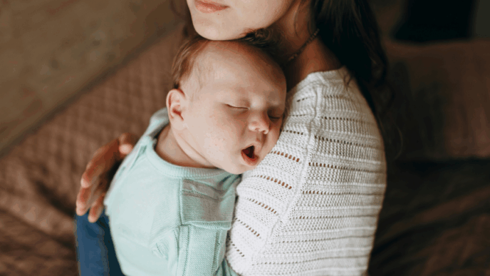 slaaptekort en hechting slapende baby in draagzak bij moeder
