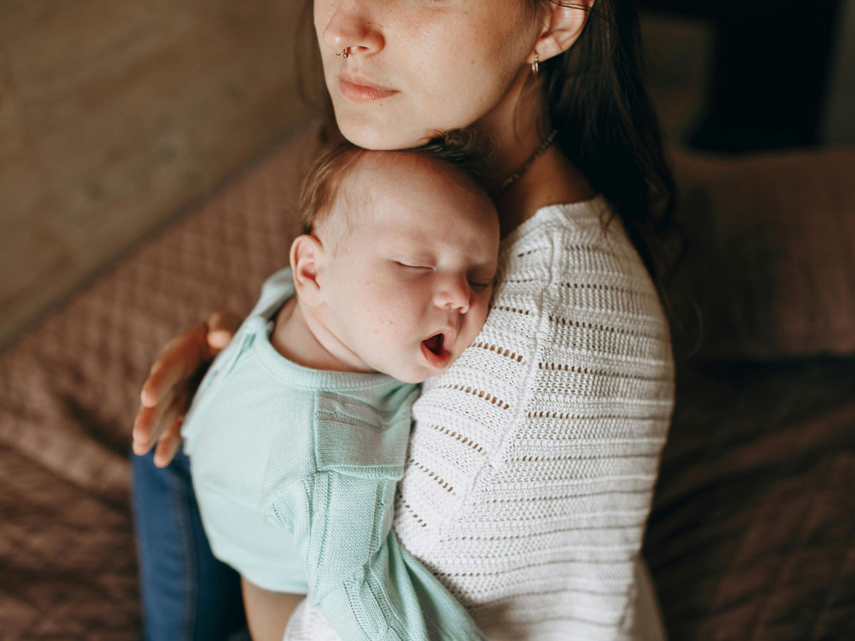 slaaptekort en hechting slapende baby in draagzak bij moeder