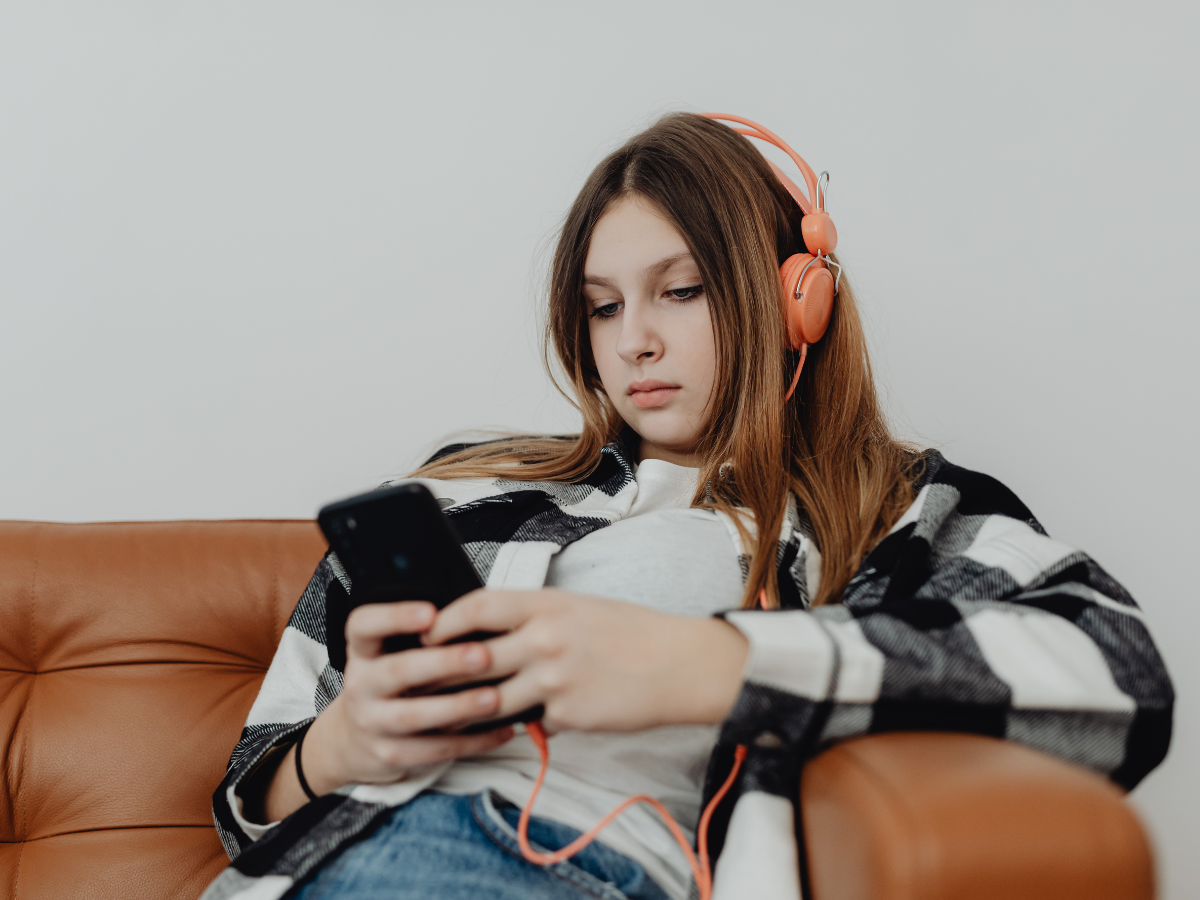 aura betekenis tienermeisje op bank met koptelefoon