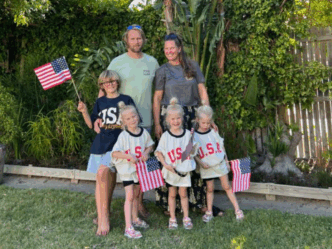 verhuizen naar Amerika met kinderen familie op gras met VS vlag