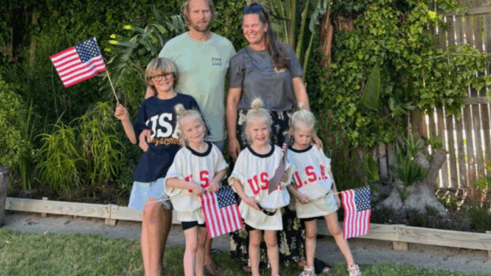 verhuizen naar Amerika met kinderen familie op gras met VS vlag