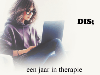 dissociatieve identiteitsstoornis therapie meisje met bril paarse trui op laptop met DIS