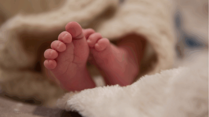 baby overleden geweld foto van babyvoetjes