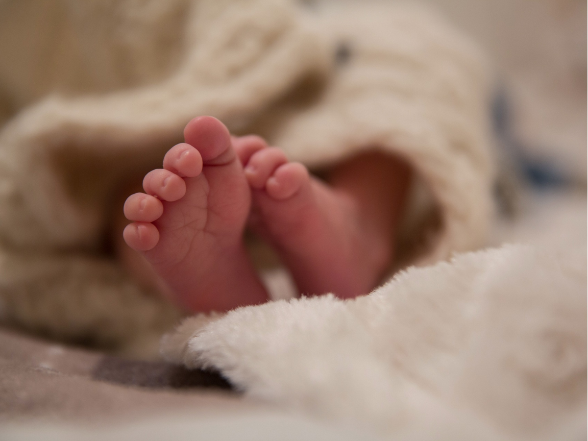 baby overleden geweld foto van babyvoetjes