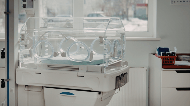 moeder filmt TikTok terwijl baby overlijdt foto van lege couveuse