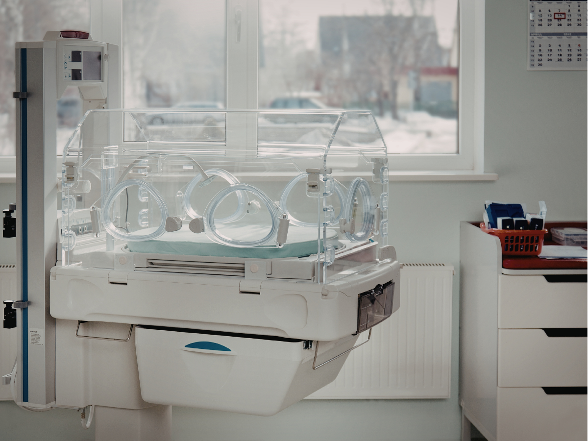 moeder filmt TikTok terwijl baby overlijdt foto van lege couveuse