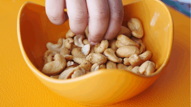 gezondste noten voor kinderen foto van bakje noten