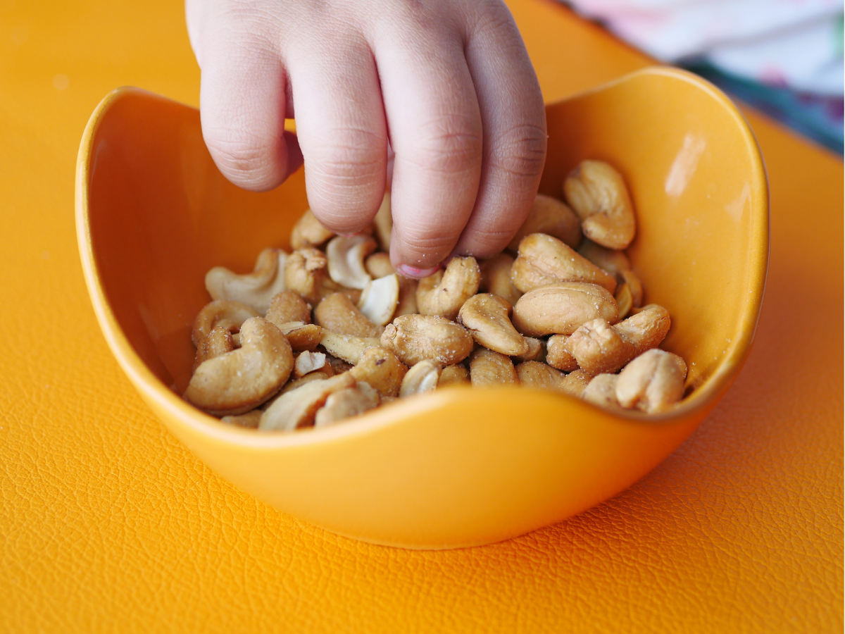 gezondste noten voor kinderen foto van bakje noten