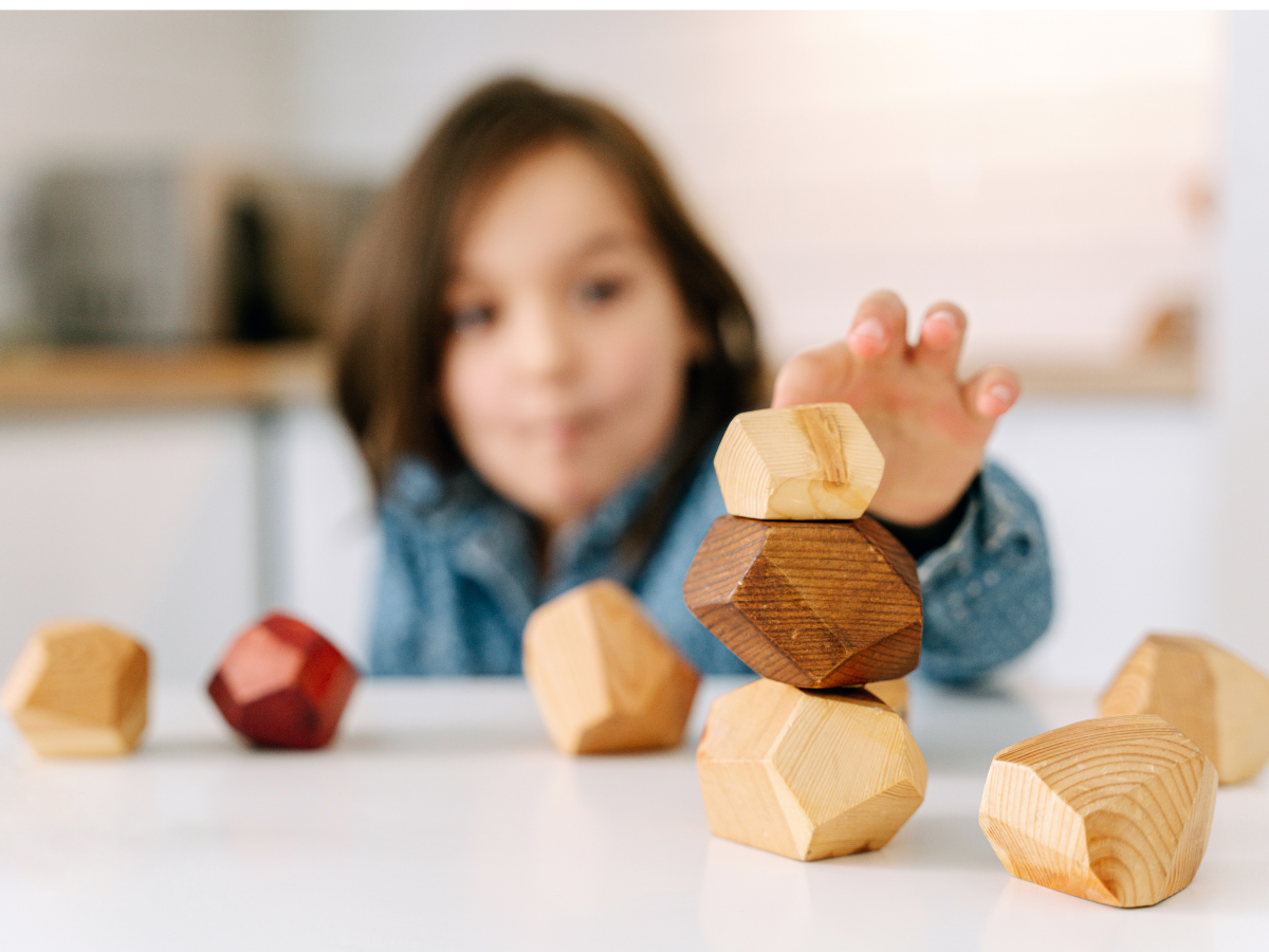verveling bij kinderen foto van kind die speelt met blokken