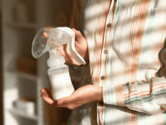 pump and pour trend borstvoeding foto van kolfapparaat