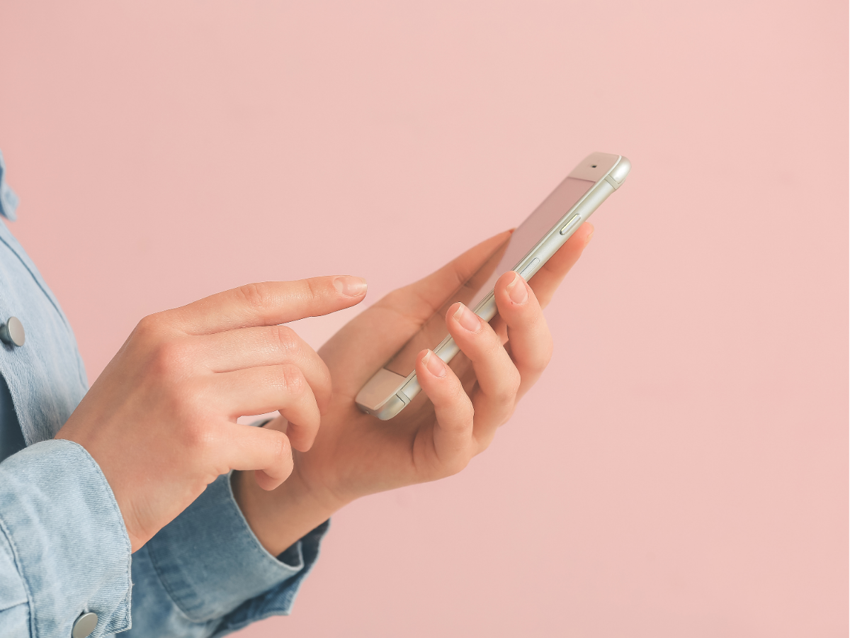 menstruatie app privacy foto van vrouw met telefoon
