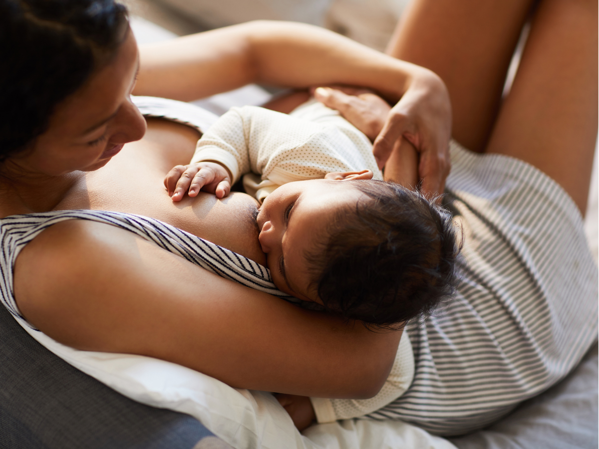 dieet borstvoeding baby allergie foto van baby die borstvoeding krijgt