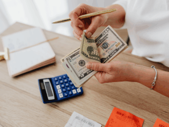 huishoudboekje gezin foto van vrouw die geld telt
