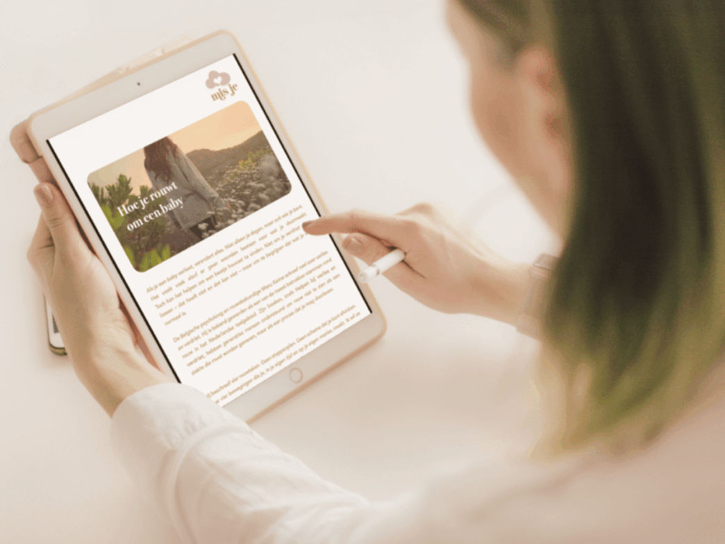 baby verliezen rouw vrouw lees van ipad in hand