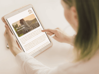 baby verliezen rouw vrouw lees van ipad in hand