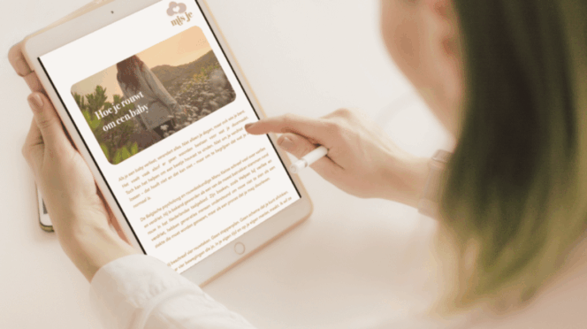 baby verliezen rouw vrouw lees van ipad in hand