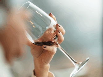 alcoholgebruik invloed kind foto van hand met wijn