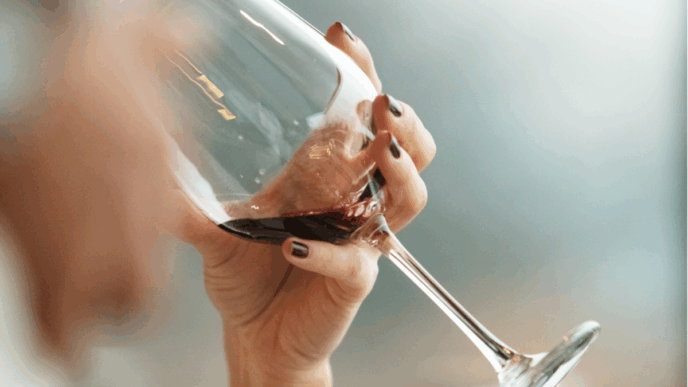 alcoholgebruik invloed kind foto van hand met wijn