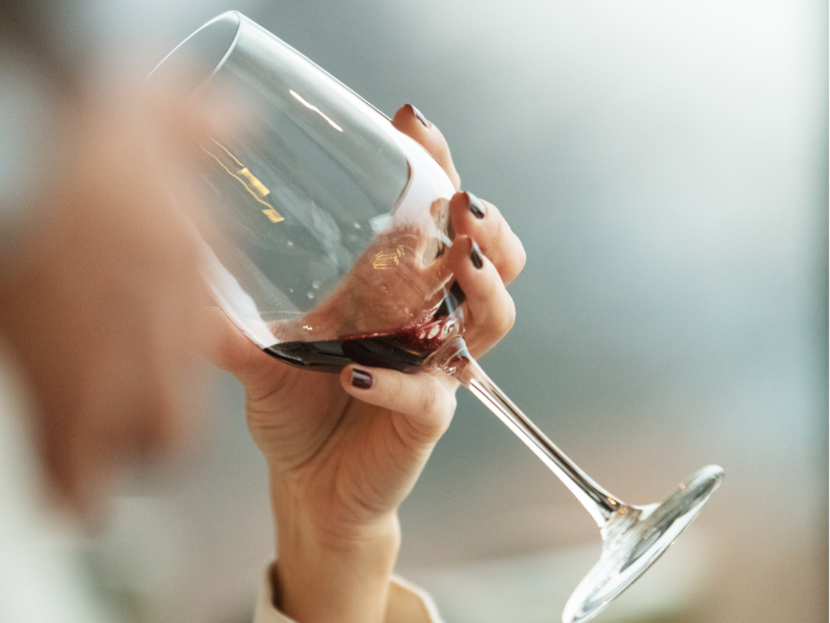 alcoholgebruik invloed kind foto van hand met wijn