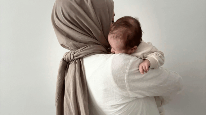 baby laten huilen of troosten foto van moeder met baby