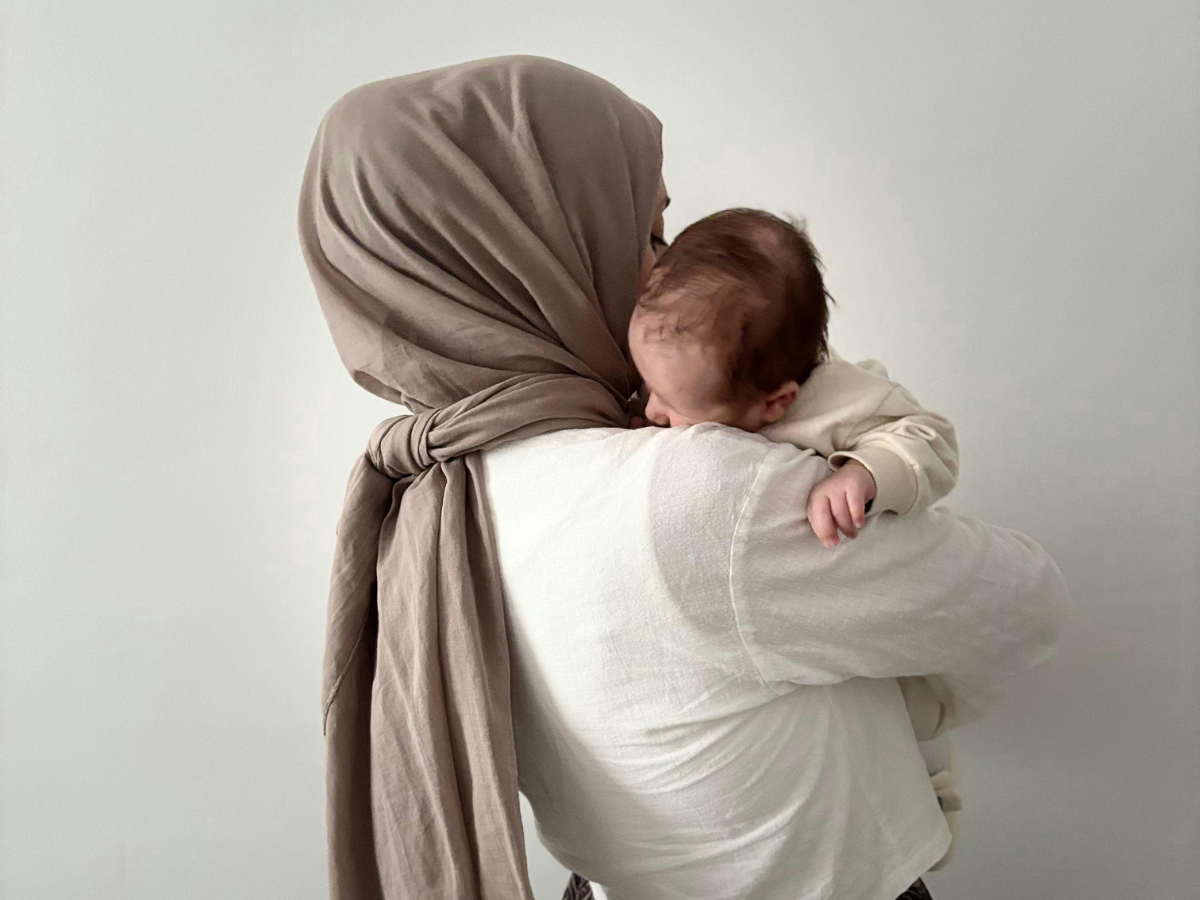 baby laten huilen of troosten foto van moeder met baby