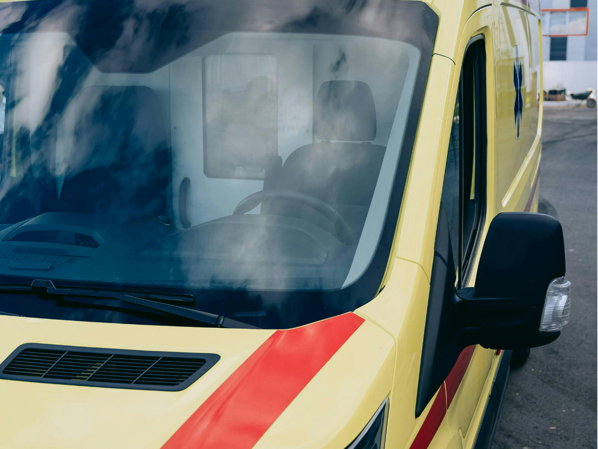 aanrijding auto kinderwagen foto van ambulance