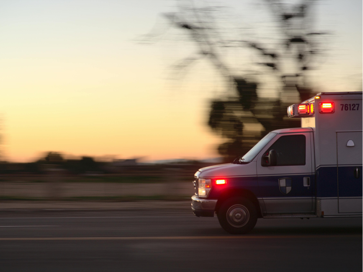 ambulance gehinderd met kind foto van rijdende ambulance