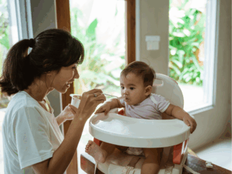 verschil kokhalzen en stikken baby Moeder die baby voert