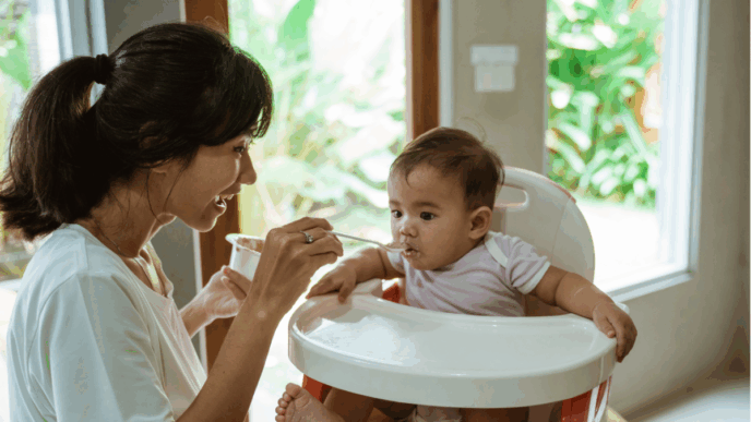 verschil kokhalzen en stikken baby Moeder die baby voert